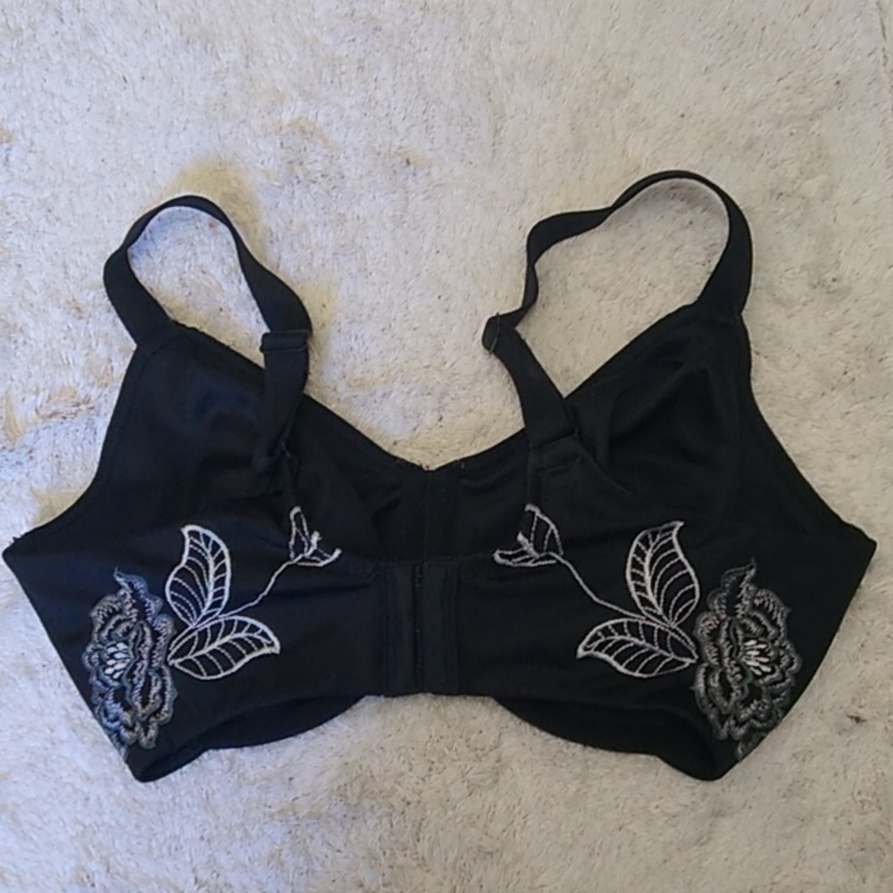 Wacoal black bra with white embroidery size 34DDD